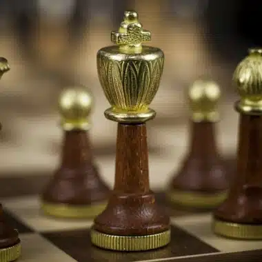 Złoty król i piony z litego drewna zestawu szachowego Classic II, zbliżenie