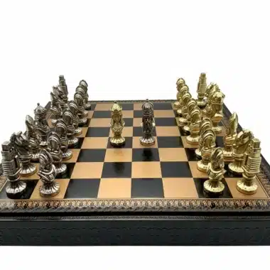 Szachownica Medieval III widziana z przodu z obiema armiami ustawionych figur metalowych