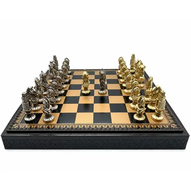 Szachownica Medieval III widziana z przodu z obiema armiami ustawionych figur metalowych