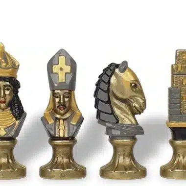 Figury szachowe Médiéval II w złotym i szarym wykończeniu, zbliżenie