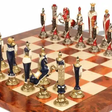 Figury szachowe Renaissance II z malowanego metalu ustawione na drewnianej szachownicy