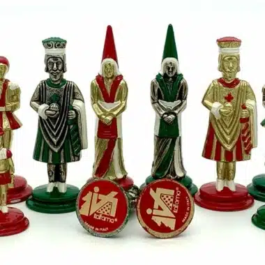 Figury szachowe Camelot z malowanego metalu, króle i hetmani w czerwieni i zieleni