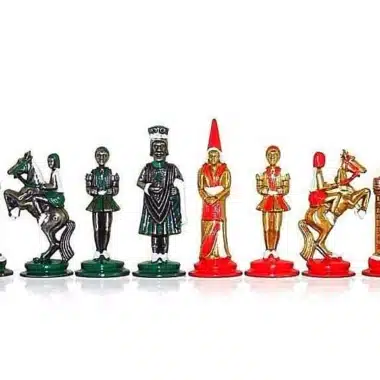 Figury szachowe Camelot ustawione w rzędzie, pokazujące obie strony i ich kolory