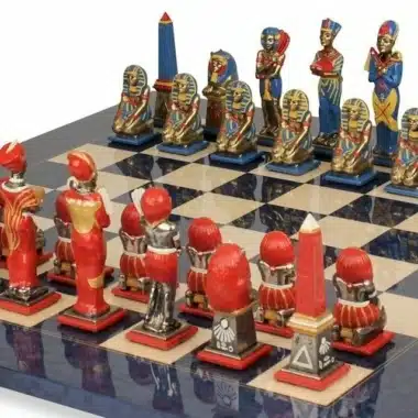 Figury Egypte III widziane od tyłu, ustawione naprzeciw siebie na szachownicy