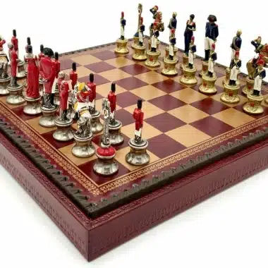 Komplet Napoleon III z szachownicą ze skóry ekologicznej w kolorze czerwonym i malowanymi figurami metalowymi