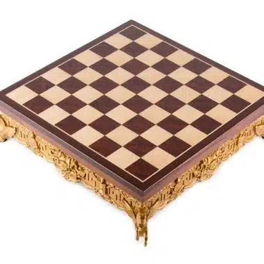 Échiquier en bois marqueté avec pieds dorés sculptés, vue en angle