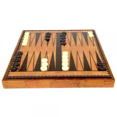 Plateau marqueterie avec jeu de backgammon installé, pions noirs et blancs en place