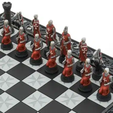Pièces d'échecs Templier rouges en résine peinte à la main, vue rapprochée