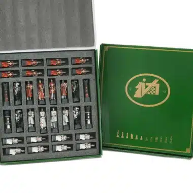 Jeu d'échecs complet rangé dans son coffret de présentation vert