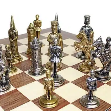 Figury szachowe Camelot Król Artur I rozstawione na szachownicy z drewna różanego