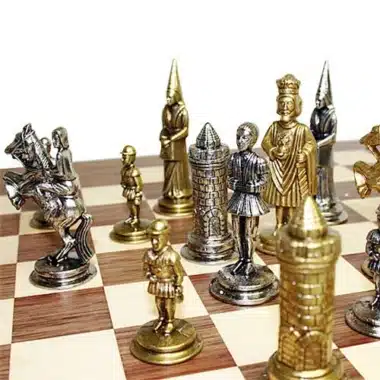 Zbliżenie na metalowe figury Camelot Król Artur I na szachownicy