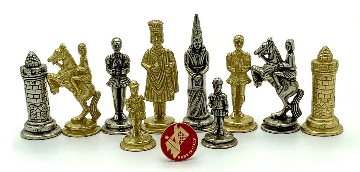 Figury szachowe Camelot ze złotego i srebrnego metalu z medalionem Made in Italy