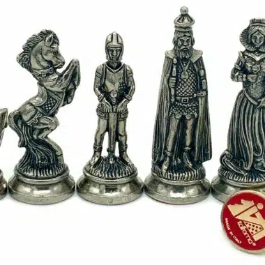Srebrne średniowieczne figury szachowe, koń, rycerz, król i hetman