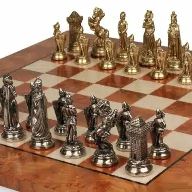 Widok ogólny srebrnych i złotych metalowych figur naprzeciw siebie