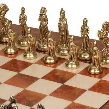 Zbliżenie złotych figur króla, hetmana i gońców