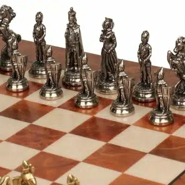 Zbliżenie srebrnych figur króla, hetmana i wież