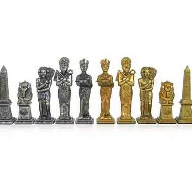 Komplet złotych i srebrnych figur egipskich ustawionych w rzędzie