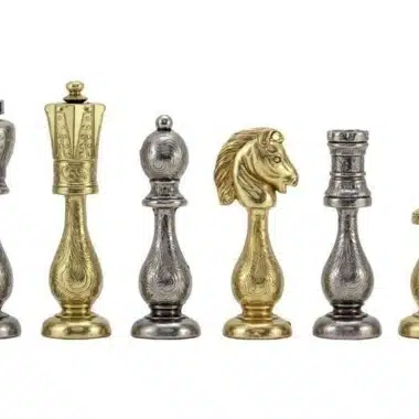 Rząd złotych i srebrnych figur, król, goniec, skoczek i wieża obok siebie