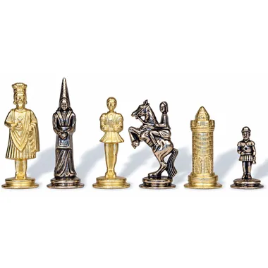 Figury szachowe Camelot, złote i srebrne, pion i skoczek w detalu