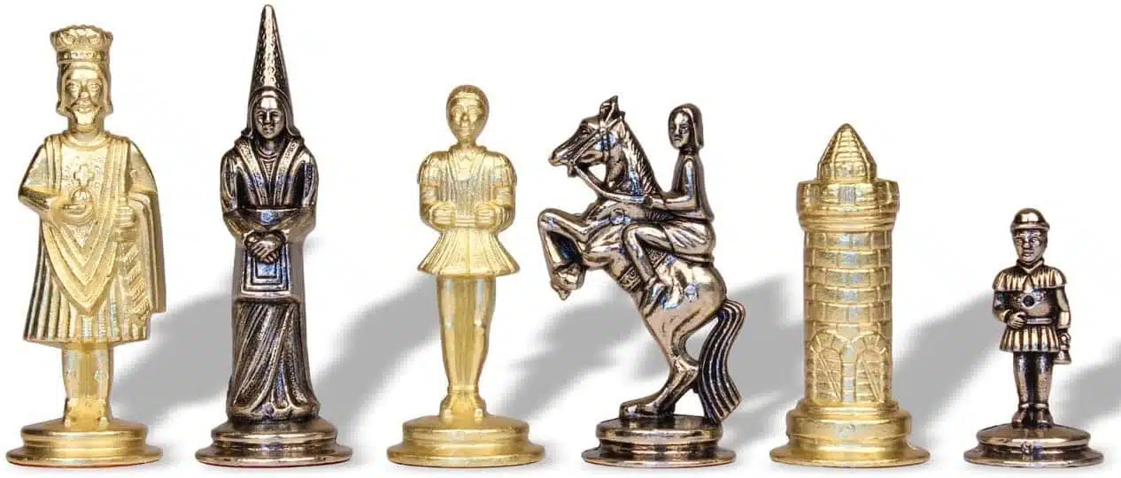 Złote i srebrne figury Camelot, pion i skoczek obok siebie