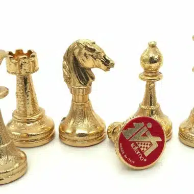 Detal złotych figur Mignon Flower z medalionem z grawerem Made in Italy
