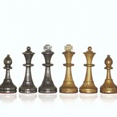 Pionki, gońce i hetmani z metalu srebrnego i złotego, widok z przodu
