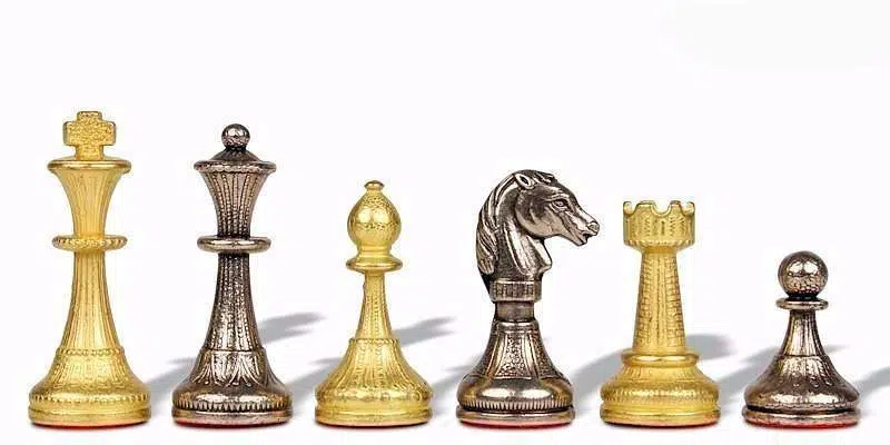 Detal pozłacanych i posrebrzanych figur: hetman, goniec, skoczek i wieża