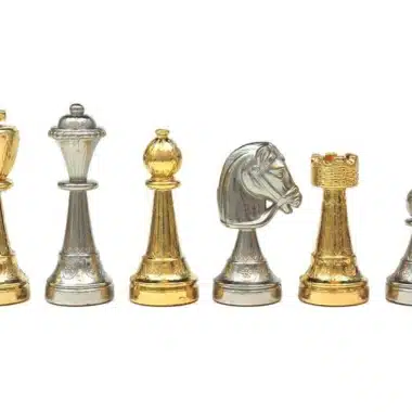 Rząd złotych i srebrnych metalowych figur widzianych z przodu