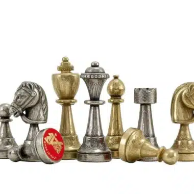 Detal złotych i srebrnych figur szachowych z metalu: król, hetman, skoczek i wieża