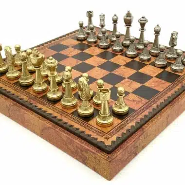 Ensemble Staunton Mix VI, échiquier brun avec pièces en métal en position de jeu