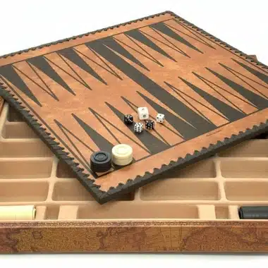 Coffret ouvert révélant un plateau de backgammon avec pions et dés