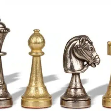 Detal złotych i srebrnych figur Staunton, hetman, goniec i skoczek