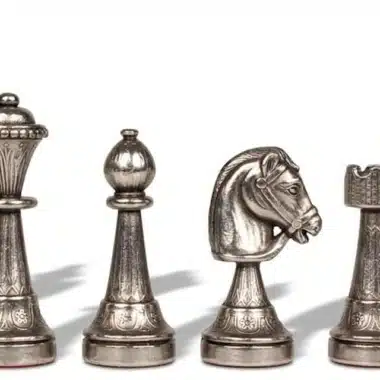 Hetman, goniec, skoczek i wieża w kolorze srebrnym, detal masywnych figur