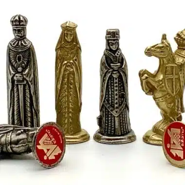 Detal figur szachowych Medieval VI przedstawiających króla, hetmana i skoczka