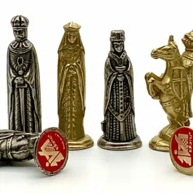 Detal średniowiecznych figur złotych i srebrnych z grawerowanymi czerwonymi herbami