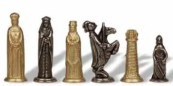 Rząd złotych metalowych figur średniowiecznych, w tym skoczek i wieże