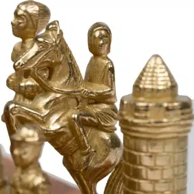 Zbliżenie na złotego skoczka i wieżę z szachów Camelot