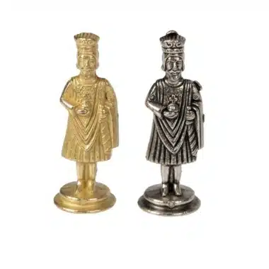 Złote i srebrne króle Camelot w koronach, trzymający berło