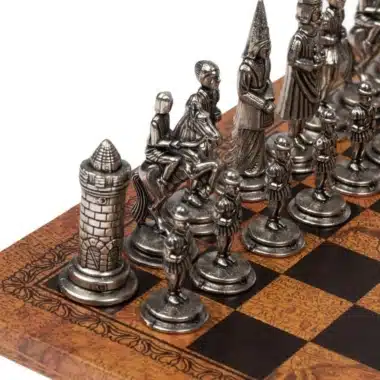 Detal srebrnych figur zestawu Camelot, skoczki i wieża na szachownicy ze skóry ekologicznej