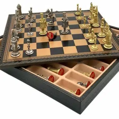 Otwarta szachownica Camelot z widoczną kasetą wypełnioną figurami