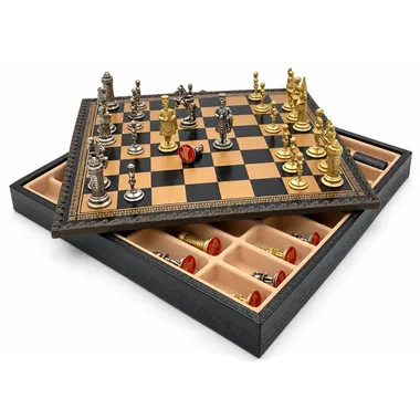 Otwarta szachownica Camelot z widoczną kasetą wypełnioną figurami