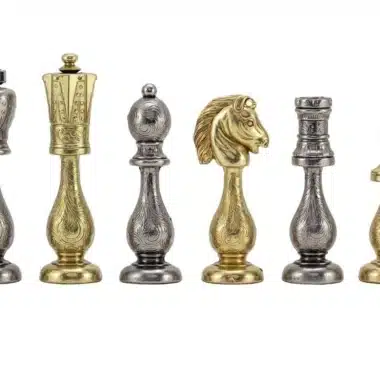 Pełny komplet filigranowych figur szachowych, naprzemienne wykończenia metaliczne