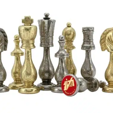 Detal cyzelowanych metalowych figur, złotych i srebrnych, z medalionem Made in Italy