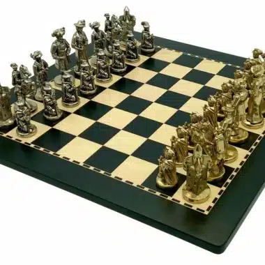 Drewniana szachownica z metalowymi figurami Lanzichenecchi III gotowa do gry