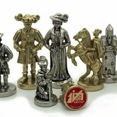 Detal srebrnych i złotych figur Lanzichenecchi III z medalionem marki