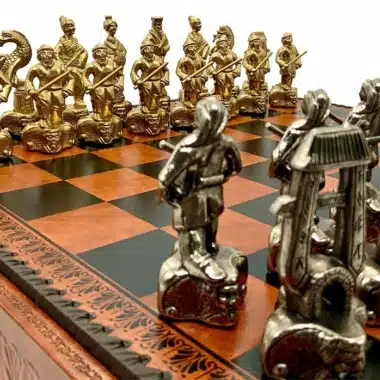 Detal złotych i srebrnych figur zestawu szachowego Samourai III naprzeciw siebie