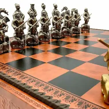 Rząd złotych figur samurajskich ustawionych na szachownicy z grawerowanej skóry