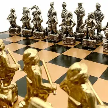 Srebrne figurki Samourai II na pierwszym planie naprzeciw złotych figur na szachownicy