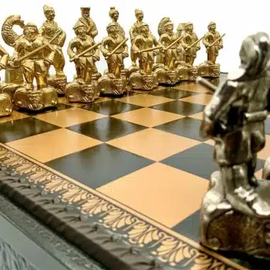 Rząd złotych figur Samourai II naprzeciw pojedynczej srebrnej figurki na szachownicy
