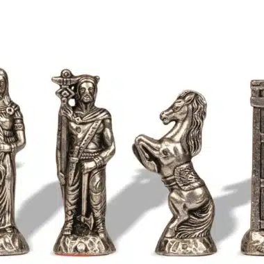 Srebrne figury Barbarzyńców: hetman, skoczek, goniec i wieża na białym tle